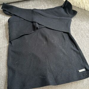 Black cotton top can be off shoulder
